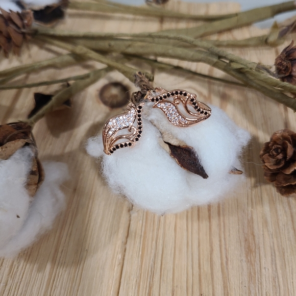 🩷🖤NEW🩷🖤EXQUISITE!! CZ Hollow Flower Lear Earrings in ROSE GOLD Plating - Picture 8 of 15